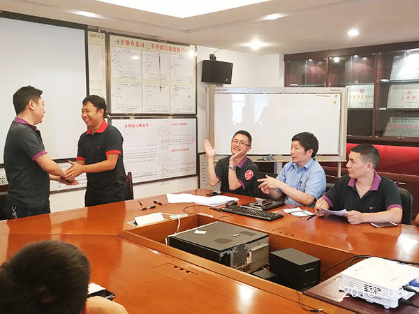 新进大学生签署师徒条约