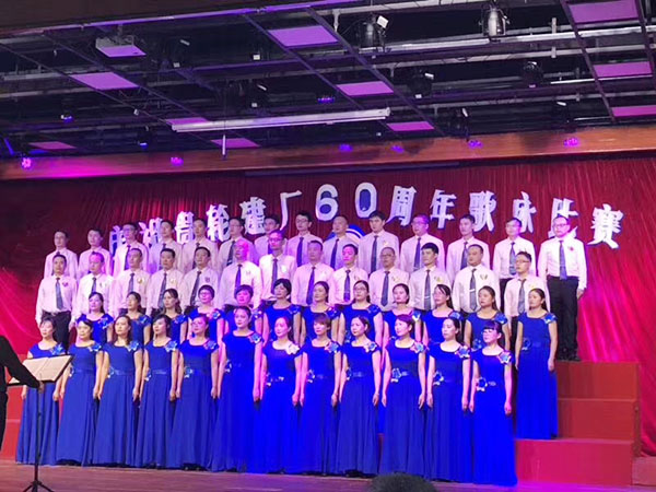 大学生加入所在部分大合唱角逐