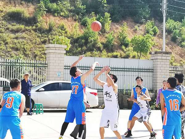 大学生加入前进杯篮球赛