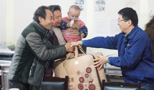 副董事长熊向阳为特困户送暖被
