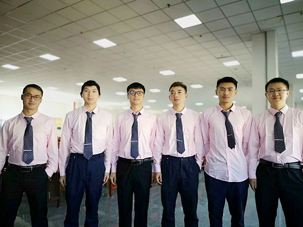 大学生加入所在部分大合唱角逐