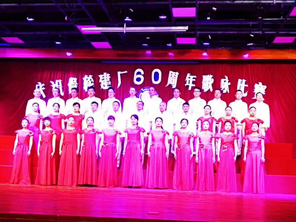 大学生加入所在部分大合唱角逐