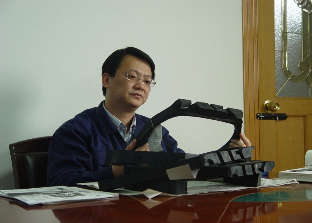 公司党委书记黄舸舸中选董事长